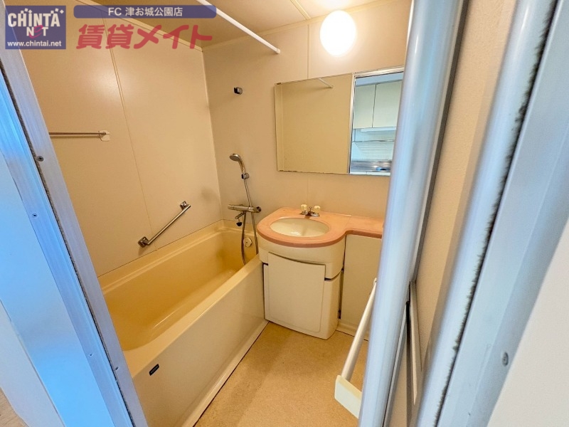 バス・シャワールーム　別部屋反転画像参考
