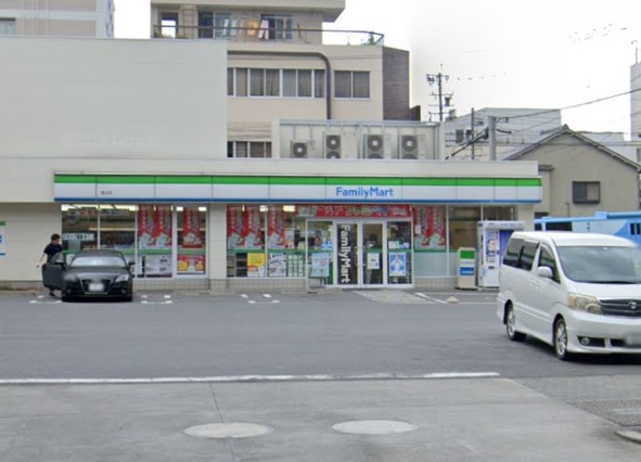 コンビニ　ファミリーマート 高辻店（コンビニ）まで829m