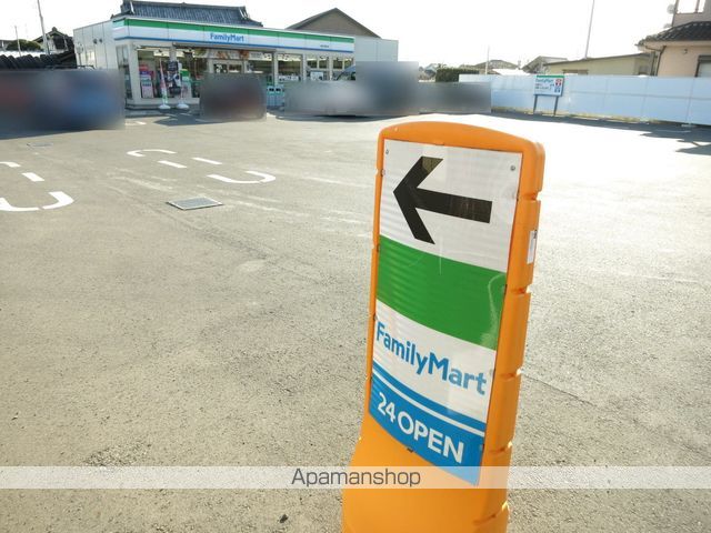 コンビニ　ファミリーマート（コンビニ）まで1350m