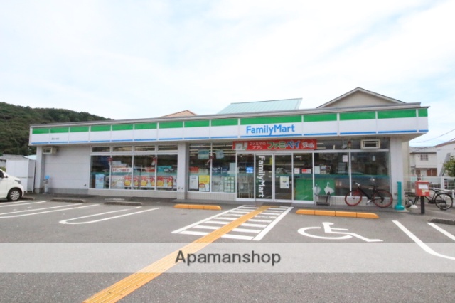コンビニ　ファミリーマート高知介良店（コンビニ）まで302m