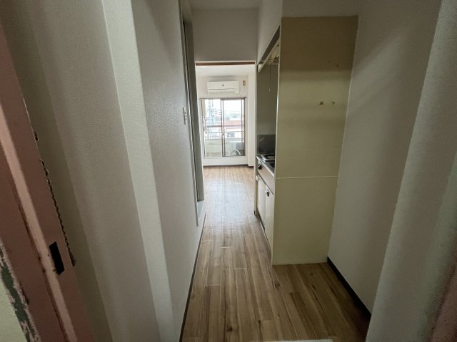玄関　写真は、他部屋の同間取りです（現況優先）