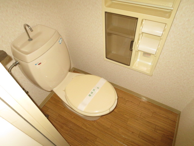 東急田園都市線 二子新地駅 徒歩14分 2階建 築33年のトイレ写真