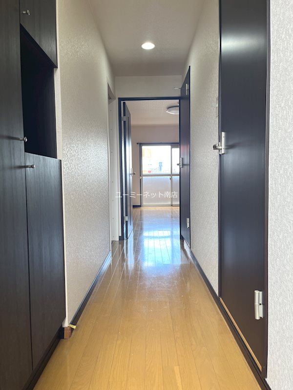 玄関　※102号室の室内写真となり、現況優先となります。