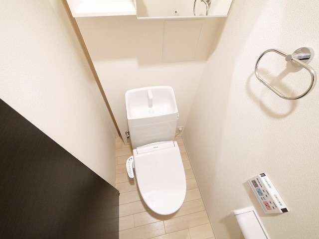 トイレ　落ち着いた色調のトイレです