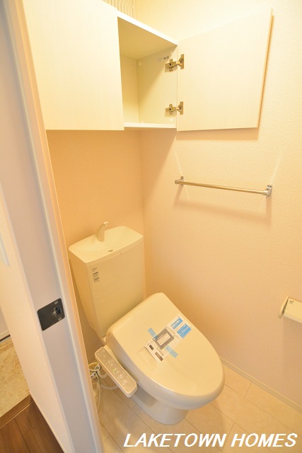 トイレ　上部に収納のある温水洗浄便座付のトイレです。