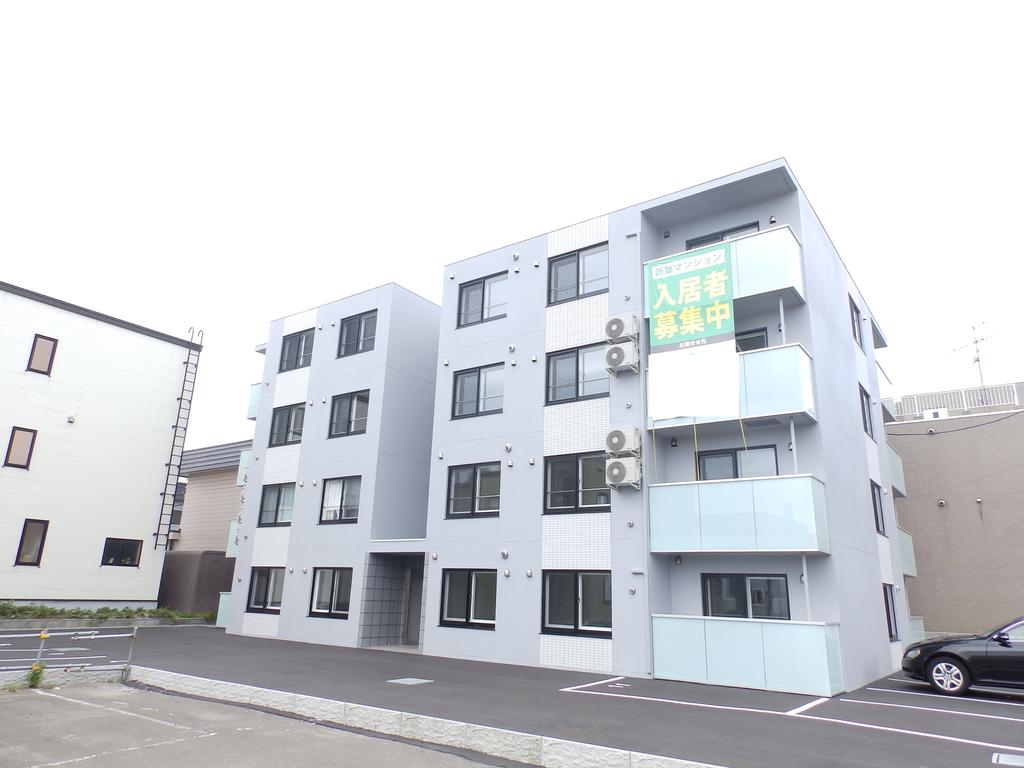 札幌市西区八軒七条西のマンションの建物外観