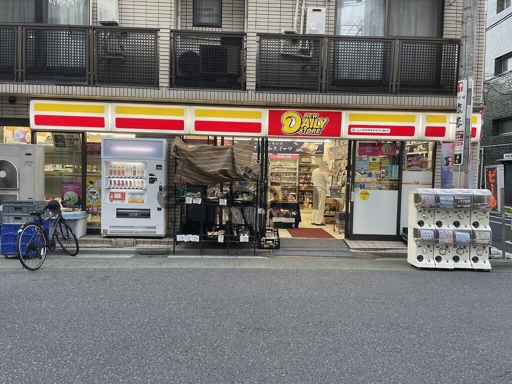 コンビニ　ニューヤマザキデイリーストア根津北嶋店（コンビニ）まで689m