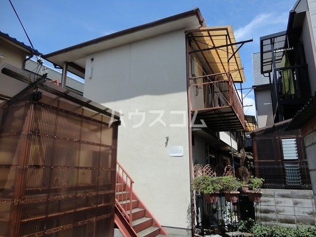 京都市西京区松尾鈴川町のアパートの建物外観
