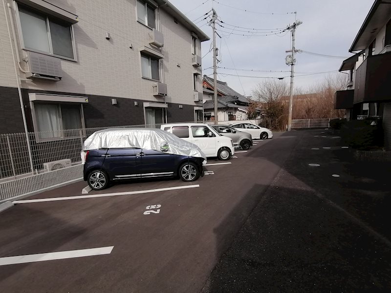 【城陽市富野のアパートの駐車場】