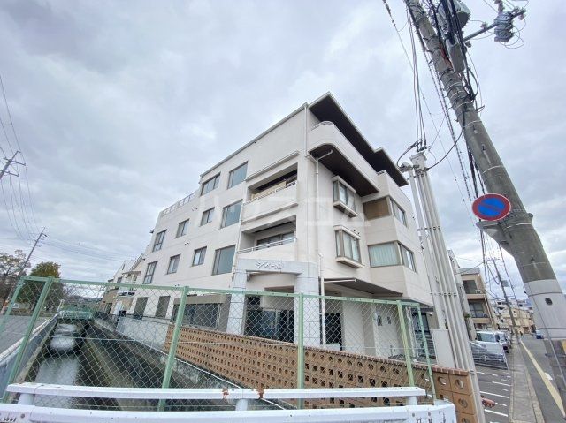 京都市西京区桂河田町のマンションの建物外観