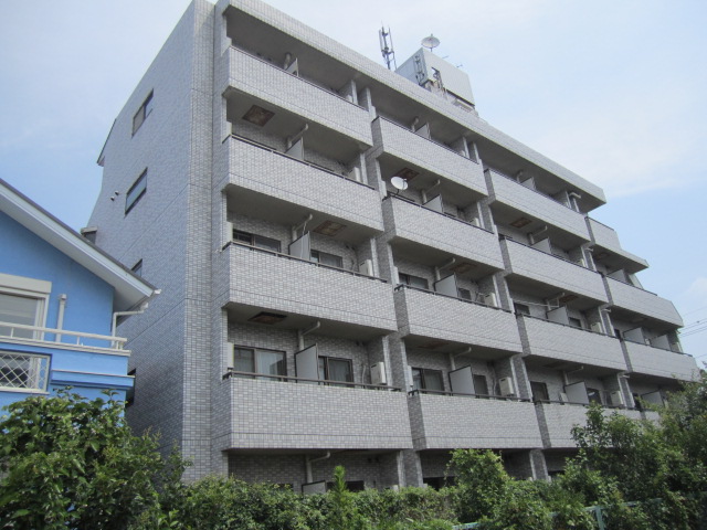 鴻巣市赤見台のマンションの建物外観