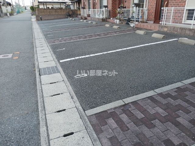 【姫路市飾磨区阿成渡場のアパートの駐車場】