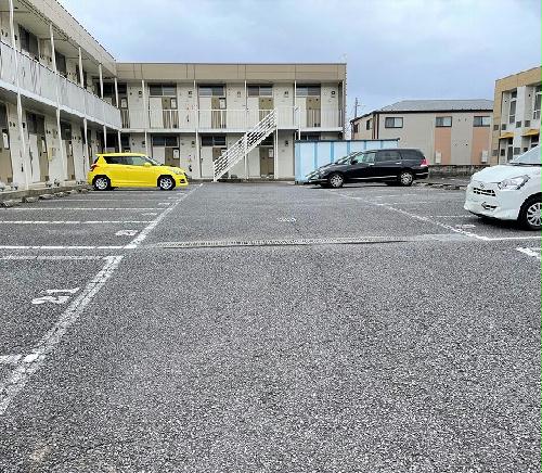 【レオパレスみどり野Ｂ館の駐車場】