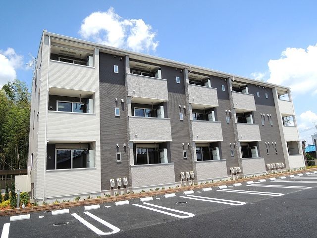 上尾市大字平塚のアパートの建物外観