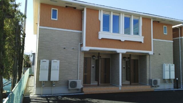中巨摩郡昭和町築地新居のアパートの建物外観