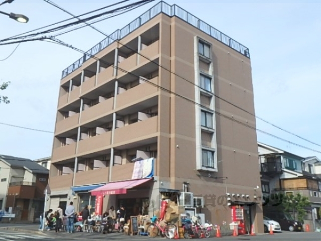 京都市右京区梅津尻溝町のマンションの建物外観