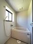 バス・シャワールーム　お風呂には換気扇と窓があるので換気が出来ます♪