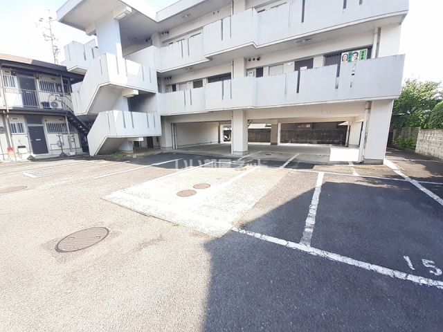 【伊賀市上野忍町のマンションの駐車場】