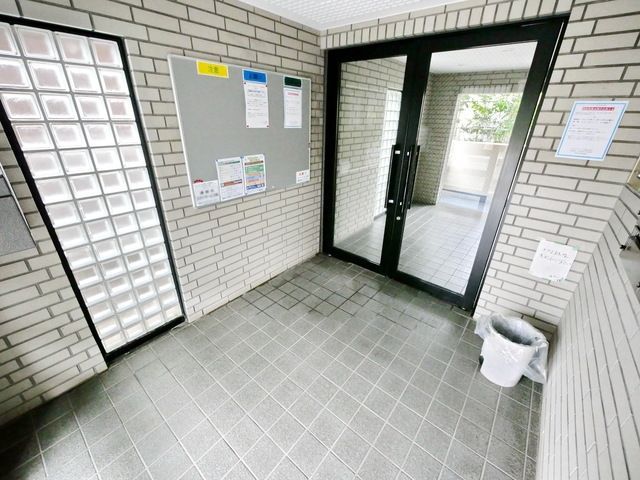 【川崎市多摩区菅城下のマンションのエントランス】