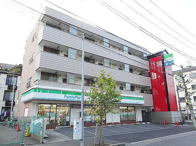 新山下三番館の建物外観