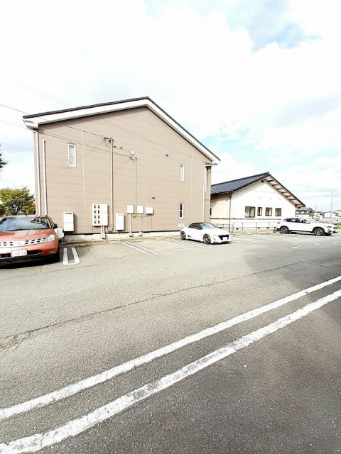 【白山市田中町のアパートの駐車場】