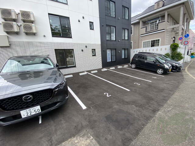 【札幌市豊平区月寒西三条のマンションの駐車場】