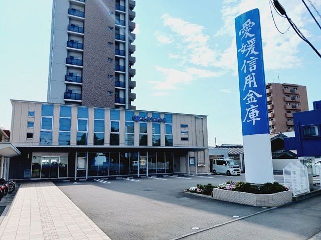 銀行　愛媛信用金庫石井支店様（銀行）まで700m