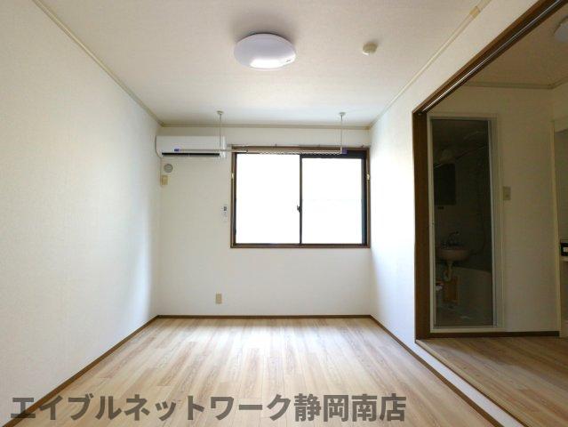 居室・リビング　こちらのリビングで趣味の時間をお楽しみください