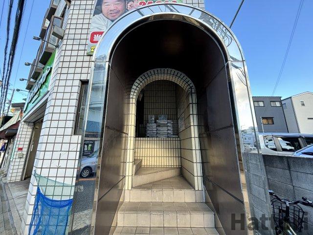 【池田市鉢塚のマンションのエントランス】