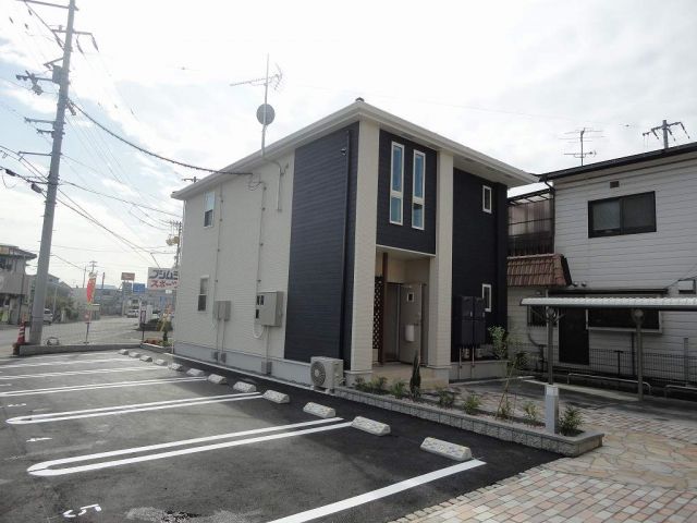 【松山市西垣生町のアパートの建物外観】