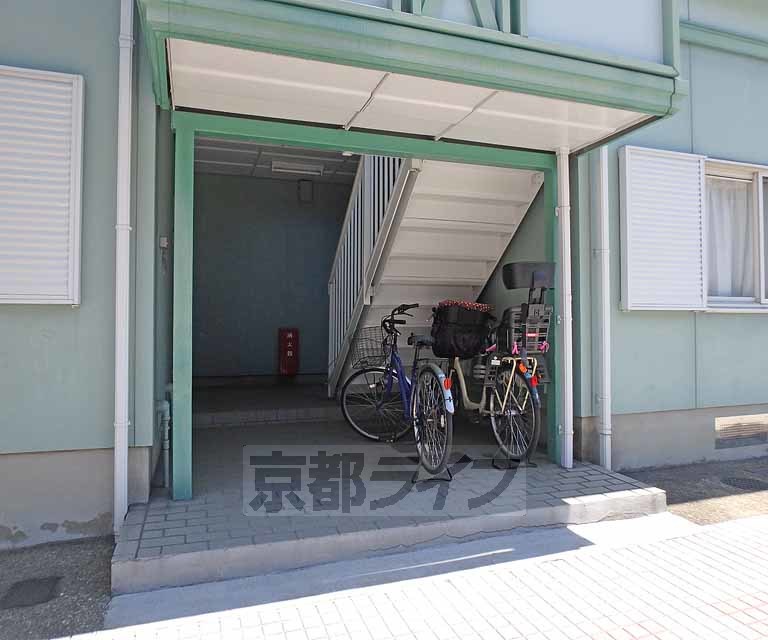 【京都市南区西九条豊田町のアパートのエントランス】