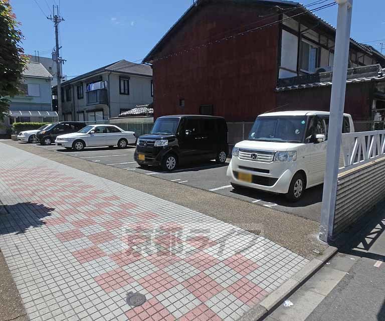 【京都市南区西九条豊田町のアパートの駐車場】