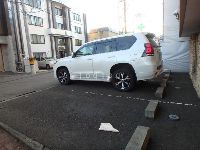 【札幌市東区北十六条東のマンションの駐車場】