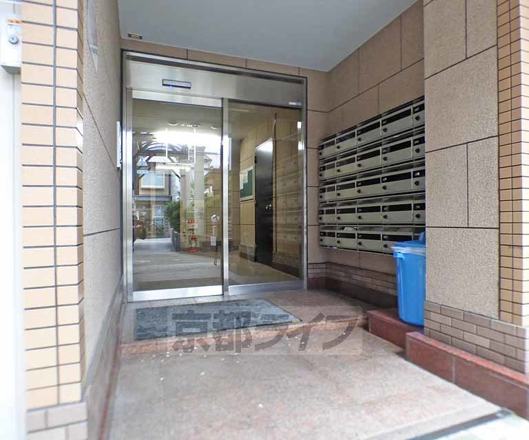 【京都市左京区田中関田町のマンションのエントランス】