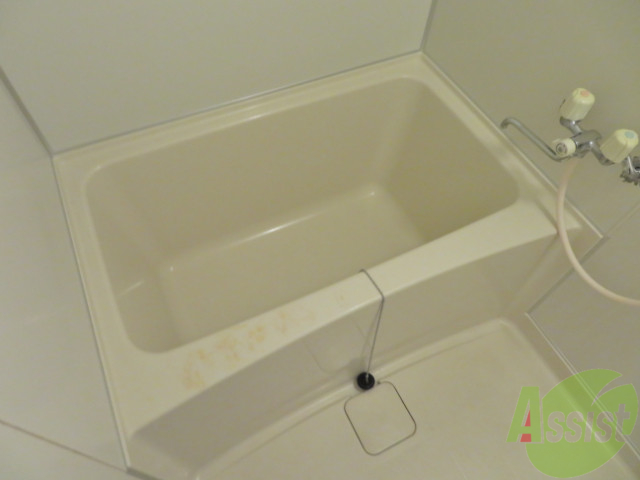 バス・シャワールーム　こちらはユニットバス、足も延ばせて一日の疲れも癒せそうですね