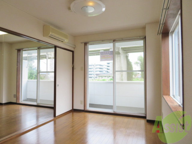 居室・リビング　角部屋なので二面から光が差し込み明るい部屋ですね。