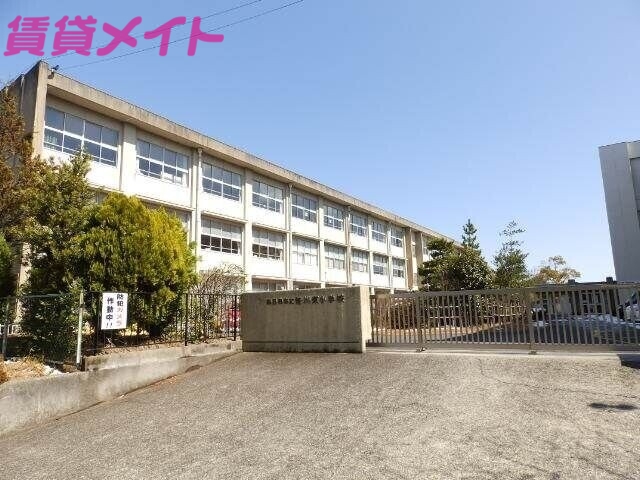 小学校　四日市市立笹川小学校（小学校）まで658m