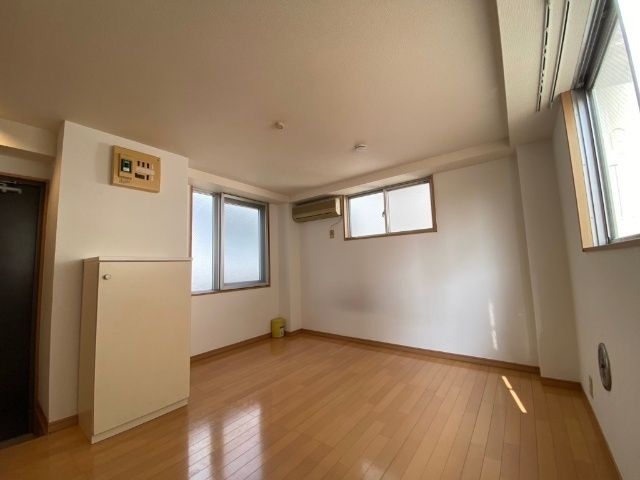 居室・リビング　同物件別室写真