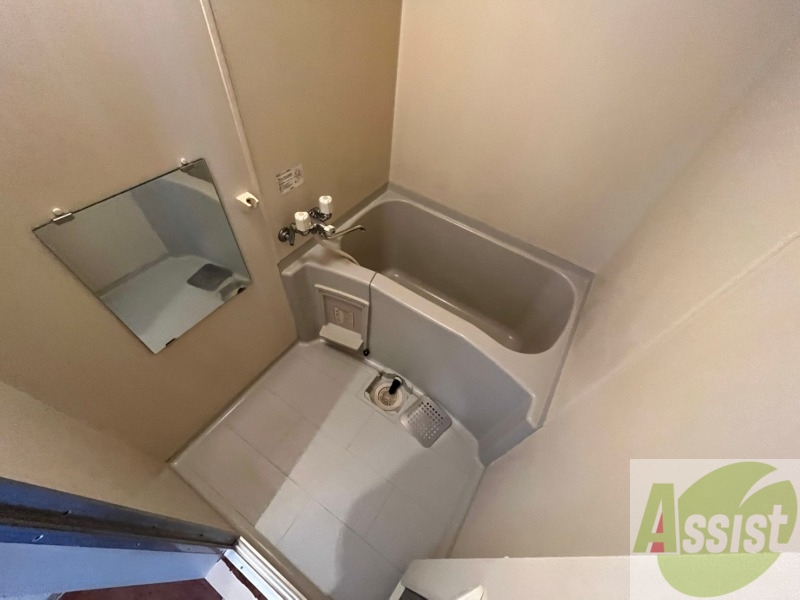 バス・シャワールーム　バスルームは狭すぎず、シャワーも浴びやすそうです。