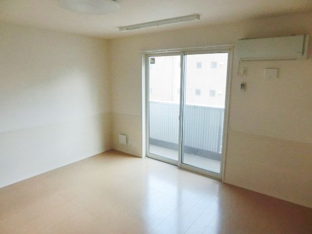 居室・リビング　エアコン完備で夏も冬も快適です