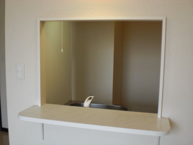 キッチン　見通しの良いカウンターキッチンタイプ。