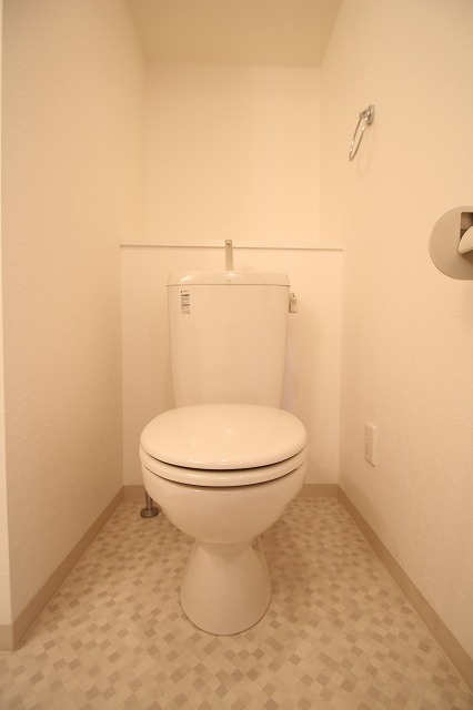 トイレ　写真は別号室のものです。