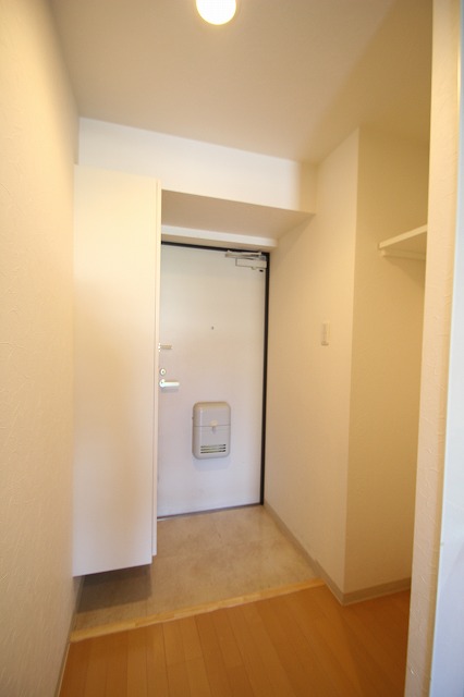 玄関　写真は別号室のものです。
