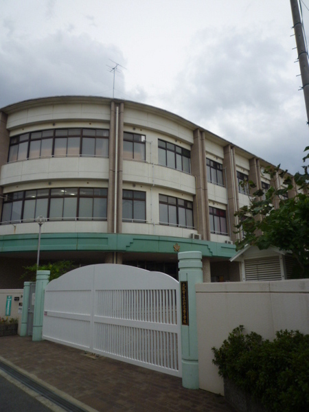 小学校　大阪市立三軒家西小学校（小学校）まで147m