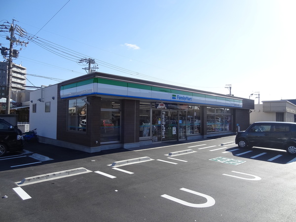 コンビニ　ファミリーマート津市ヨットハーバー店（コンビニ）まで290m