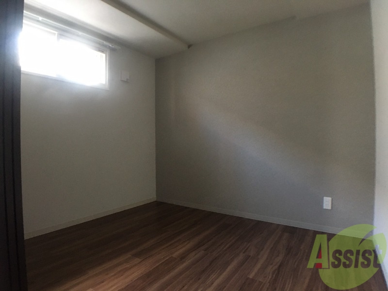 その他部屋・スペース　寝室はこちらです。光が差し込む、温かみのあるお部屋です。