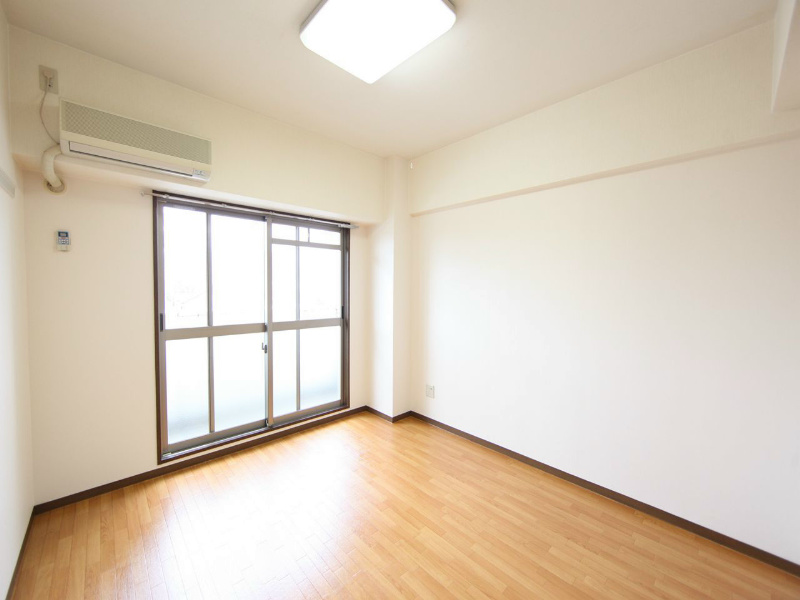 居室・リビング　洋室7.2帖　エアコン完備　バルコニー