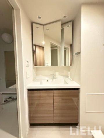 洗面設備　307号室の写真になります（現況優先）