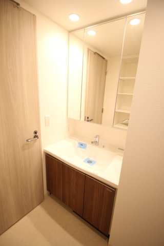 洗面設備　ゆったりとスペースのある洗面所