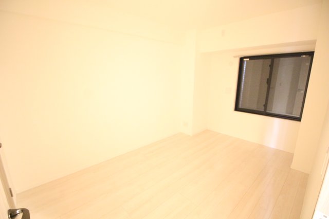 その他部屋・スペース　落ち着いた色調の寝室です